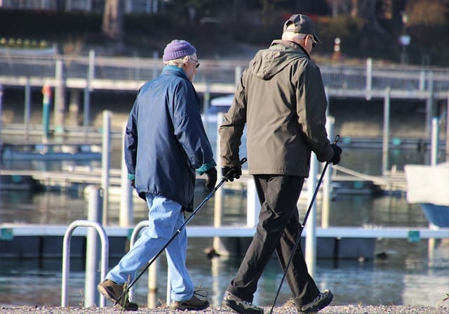 personas mayores andando